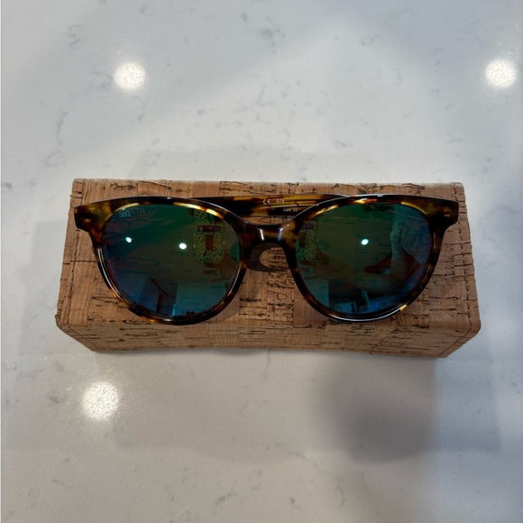 Tortoise Shell Sunglasses with Green Mirrored Lenses - Picture 1 of 5